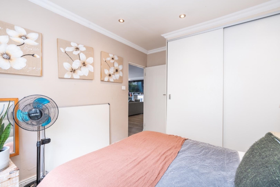6 Bedroom Property for Sale in Vredehoek Western Cape